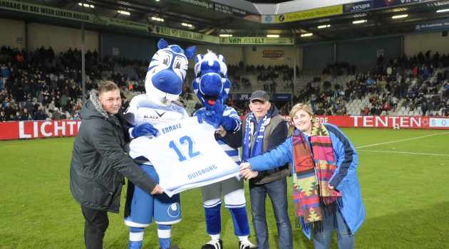 Supporters MSV-Duisburg op bezoek bij De Superboeren