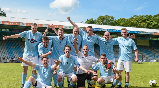 Blauw Witte Superboeren winnen het Vijverberg voetbaltoernooi.