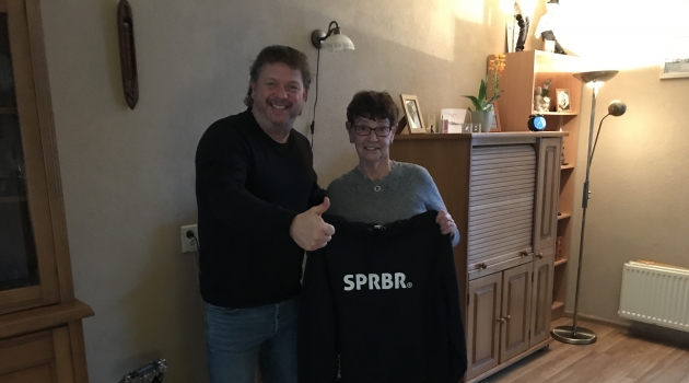 Oma van Elmo Lieftink wint SPRBR hoodie