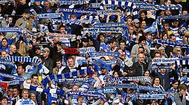 Fans MSV Duisburg op bezoek bij De Graafschap